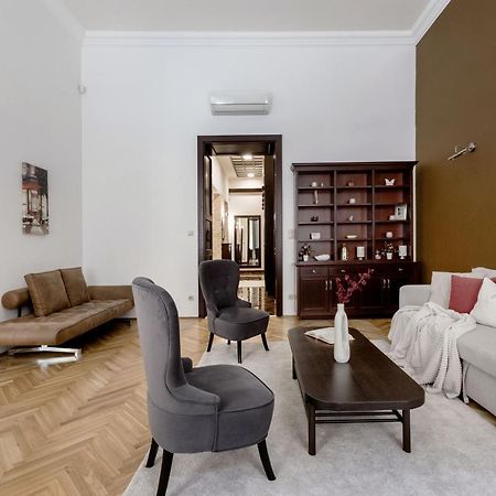 Luxe, Historic Home Near Downtown Landmarks 19Th Century Budapest Exteriör bild