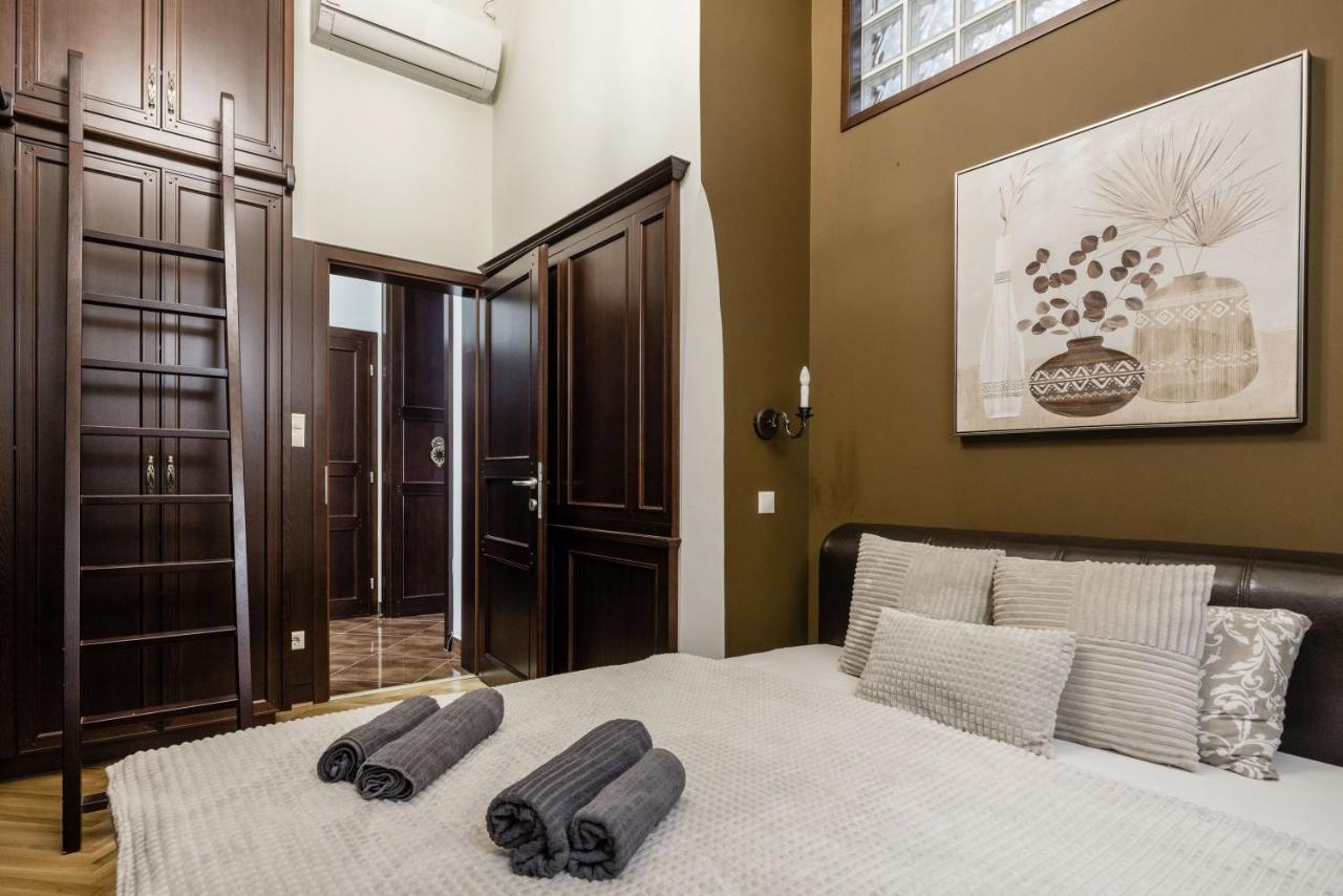 Luxe, Historic Home Near Downtown Landmarks 19Th Century Budapest Exteriör bild