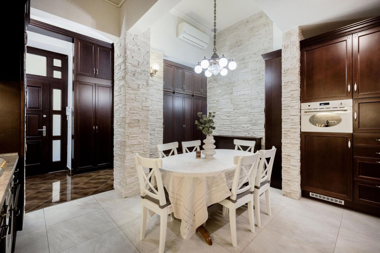 Luxe, Historic Home Near Downtown Landmarks 19Th Century Budapest Exteriör bild